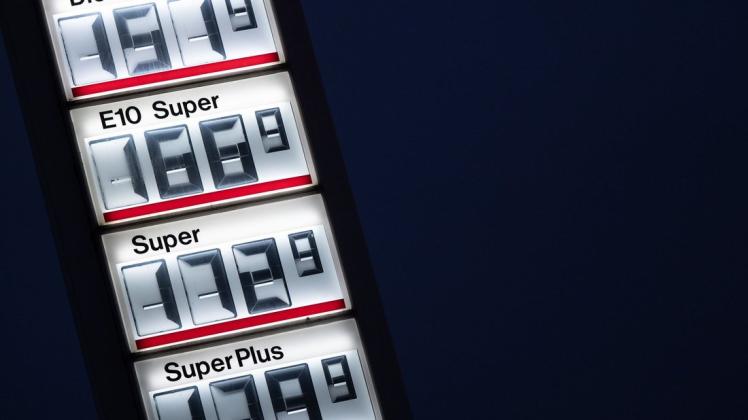 Preise für Diesel, E10 Super, Super und Super Plus werden an einer Tankstelle in Frankfurt angezeigt. Die CO2-Abgabe ist mit Beginn des neuen Jahres gestiegen. Auch das treibt die Preise und die Steuern in die Höhe.