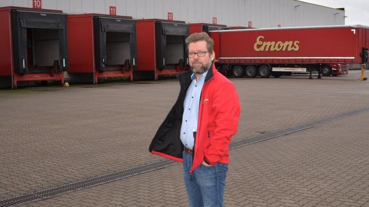 Emons-Niederlassungsleiter Mario Helms vor der Lagerhalle in Spornitz.