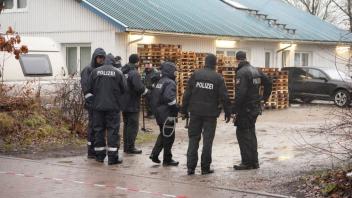 Was spielte sich in Lagerhalle an der Rendsburger Straße ab? Die Polizei hat nun einen Tatverdächtigen festgenommen.