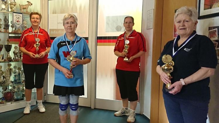 Bei den Einzelwettbewerben der Damen holten sich Heide Lange (Damen A), Marianne Wilke (Damen B), Anja Nahler (Damen) und Anita Kochnowski (Damen C/v.l.) die Kreismeistertitel.