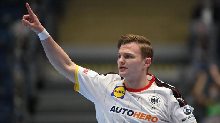Handball: Bei der Europameisterschaft traf Deutschland am Sonntag auf Österreich. Hier jubelt Deutschlands Timo Kastening nach einem Treffer.