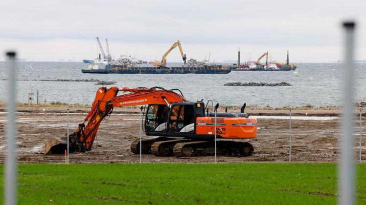 Baggerschiffe vor Fehmarn: Auf Teilen der Trasse für den Belttunnel darf vorläufig nicht weiter gebuddelt werden.