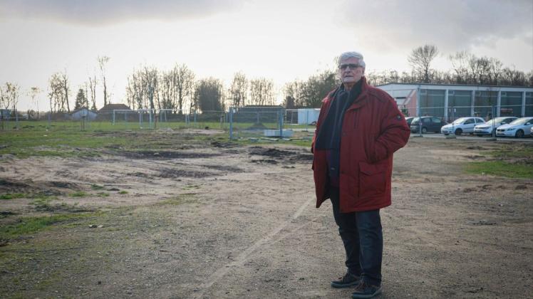 Noch ist auf dem Baufeld nichts zu sehen, doch Bürgermeister Günther Petersen freut sich auf den Baubeginn. Erst im Jahr 2023 wird die Rettungs- und Feuerwache voraussichtlich fertiggestellt werden.