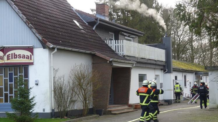 Eine knappe Stunde war die Feuerwehr am Sonnabendvormittag wegen einer Rauchentwicklung beim Elbsaal im Einsatz.