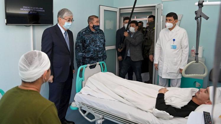 Der kasachische Präsident Kassym-Schomart Tokajew (2.v.l) besuchte Soldaten auf der traumatologischen Abteilung des Krankenhauses, die bei den schweren Ausschreitungen in Kasachstan verletzt worden sind.