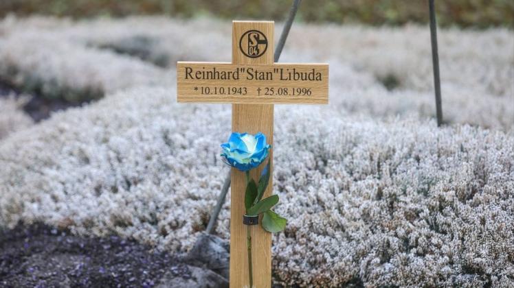 Schalke-Legende Reinhard Stan Libuda hat 25 Jahre nach seinem Tod eine neue Ruhestätte auf dem Friedhof Schalker-Fanfeld gefunden.