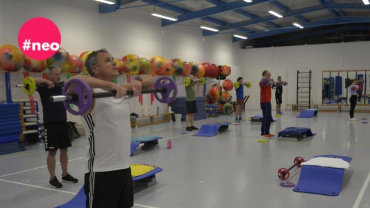 Im Kurs „Power Dumbell“ spielt die Langhantel eine entscheidende Rolle. Sie kann mit der Zeit ganz schön schwer werden. Im Kurs „Power Dumbell“ spielt die Langhantel eine entscheidende Rolle. Sie kann mit der Zeit ganz schön schwer werden.