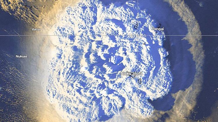 Dieses vom Tonga Meteorological Services veröffentlichte Satellitenbild zeigt den Vulkanausbruch. Der Ausbruch eines unterseeischen Vulkans in der Nähe des Inselreichs Tonga hat in weiten Teilen des Pazifiks zu Tsunami-Warnungen geführt.