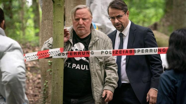 Unter Verdacht: Frank Thiel (Axel Prahl) trifft mit Prof. Karl-Friedrich Börne (Jan Josef Liefers) am Tatort ein.