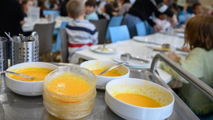 Diesmal wurde in der Kindertafel in Schwerin Gemüsesuppe an die Mädchen und Jungen verteilt (Symbolbild).

An dieser Schule haben viele Kinder etwas Karottensuppe übrig gelassen. Foto: Sebastian Gollnow/dpa - Honorarfrei nur für Bezieher des Dienstes dpa-Nachrichten für Kinder +++ dpa-Nachrichten für Kinder +++
