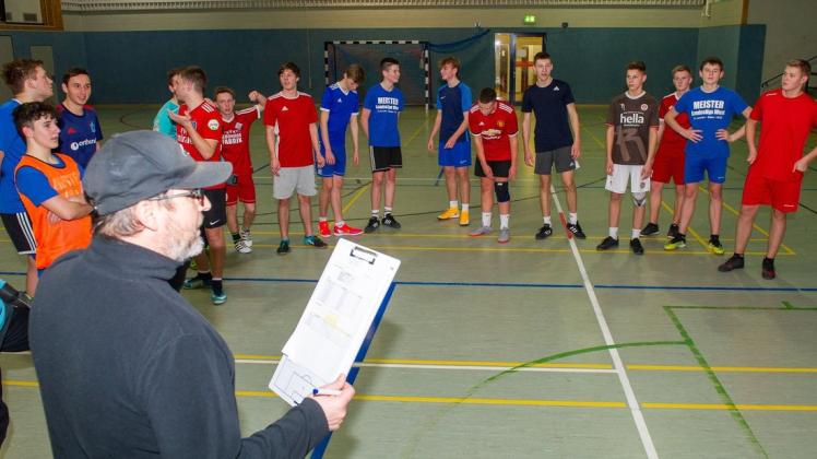 Trainer Gregor Berger (links) schwört die jungen Fußballer der C-, B- und A-Jugend auf das Trainingsturnier der SG Aufbau Boizenburg ein.