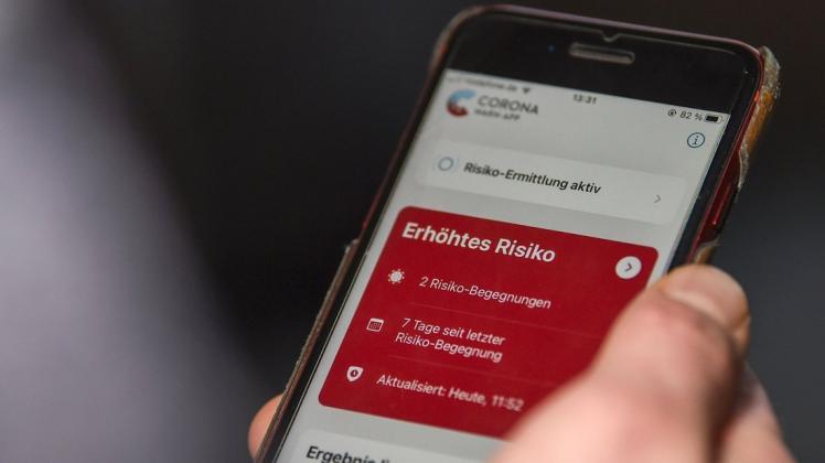 Bei immer mehr Menschen zeigt die "Corona-Warn-App" aktuell ein erhöhtes Risiko an, welches darauf hinweist, Kontakt mit infizierten Personen gehabt zu haben.