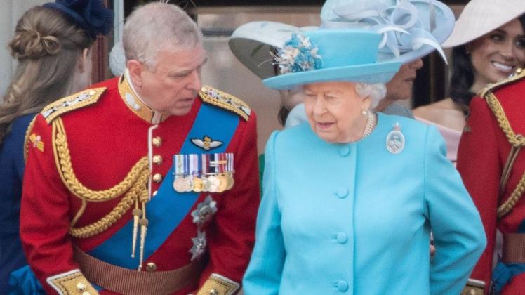 Queen Elizabeth II. distanziert sich nach den Missbrauchsvorwürfen von Prinz Andrew.