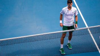 Sonst ist Novak Djokovic für seine Reaktion am Netz bekannt – jetzt reagiert das Netz auf die Posse um seine Einreise nach Australien.