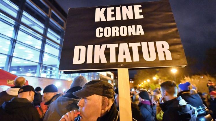 Vergleiche mit Diktaturen und Judenverfolgung finden sich bei Demonstranten gegen die Corona-Maßnahmen. Der Zentralrat der Juden verurteilt das. Vergleiche mit Diktaturen und Judenverfolgung finden sich bei Demonstranten gegen die Corona-Maßnahmen. Der Zentralrat der Juden verurteilt das.
