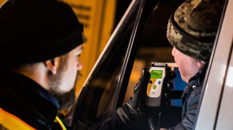 Die Polizei in Schwerin ertappt alkoholisierten Autofahrer in der Ratzeburger Straße. Die Polizei in Schwerin ertappt alkoholisierten Autofahrer in der Ratzeburger Straße.