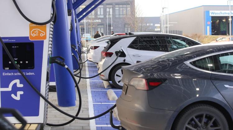 In Deutschland wurden 2021 deutlich mehr Elektroautos zugelassen. Zwei Hersteller waren dabei besonders präsent.