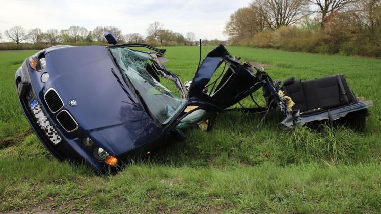 Der BMW der Unfallverursacherin wurde in Stücke gerissen. Die Fahrerin wurde wie durch ein Wunder lediglich leicht verletzt.