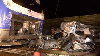 Kaum noch als solches zu erkennen: Das Auto wurde von dem Zug in Ganderkesee komplett zertrümmert.