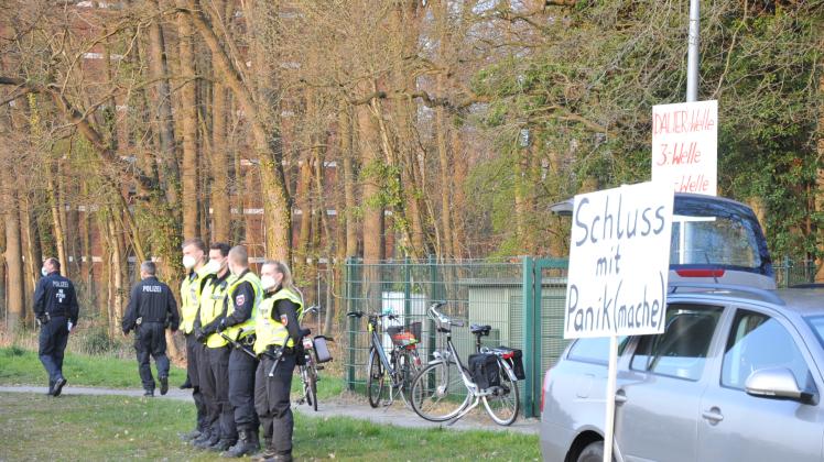 Unter den Augen der Polizei war der Untenender Marktplatz im April 2021 erstmals Schauplatz einer Demonstration im Zusammenhang mit den Coronamaßnahmen.