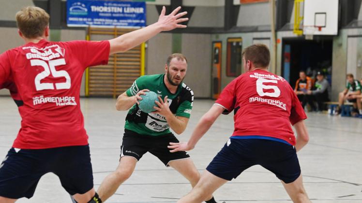Die Landesliga-Handballer der TS Hoykenkamp um Sebastian Rabe (Mitte) müssen mit der Absage ihres Punktspiels bei der HSG Schwanewede/Neuenkirchen leben.