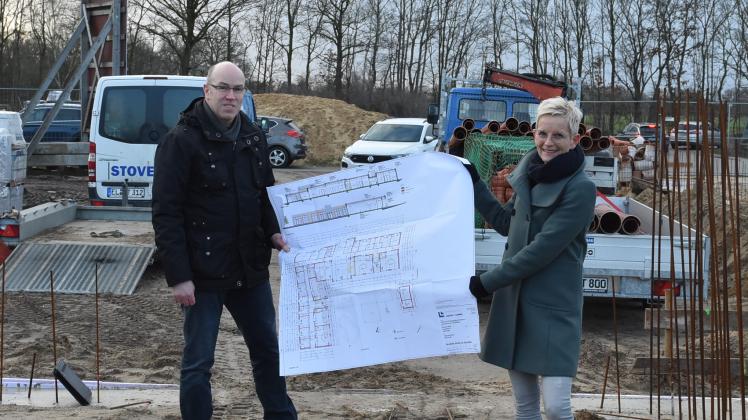 Die sechste Kita wird nun in Spelle gebaut. Architekt Günter Liedtke und Samtgemeindebürgermeisterin Maria Lindemann hoffen, dass es wegen Lieferengpässen beim Material nicht zu Verzögerungen kommt.
