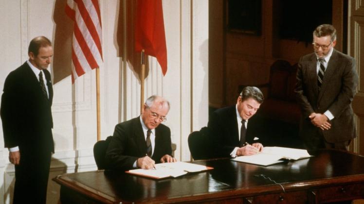 Das war einmal: US-Präsident Ronald Reagan (r) und der damalige sowjetische Parteichef Michail Gorbatschow unterzeichnen 1987 den INF-Vertrag zur Vernichtung der atomaren Mittelstreckenraketen. Von diese Freitag an gehört diese Verpflichtung auf die Abrüstung der Vergangenheit an. Foto: Photoreporters/dpa
