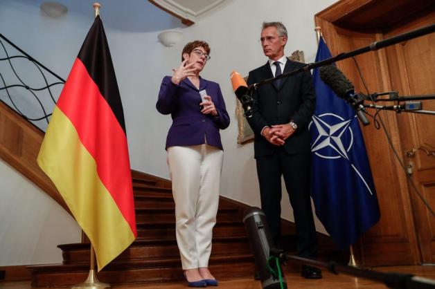 Auch beim Treffen von Bundesverteidigungsministerin Annegret Kramp-Karrenbauer und Nato-Generalsekretär Jens Stoltenberg vor wenigen Tagen war das Aus des INF-Vertrags Thema. Foto: Stephanie Lecocq/POOL/AFP)
