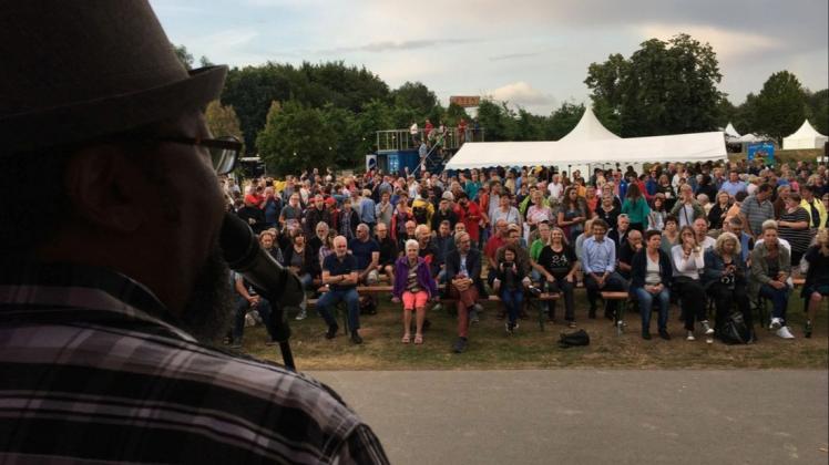 Rund 1200 Besucher waren im Laufe des Abends beim „Crossroads Music Festival“ im Stadtpark dabei und erlebten unter anderem den bekannten US-Bluesmusiker Greg Copeland. Foto: Stadt Papenburg