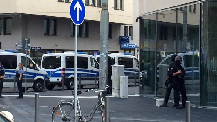 Polizisten sichern das Gelände rund um den Frankfurter Hauptbahnhof.