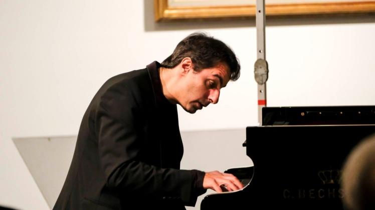 Feinfühliger Pianist: Saleem Ashkar. Am Dienstag spielt er nicht nur den Solopart in Beethovens B-Dur-Klavierkonzert, sondern dirigiert auch das Galilee Chamber Orchestra. Foto: Thomas Osterfeld
