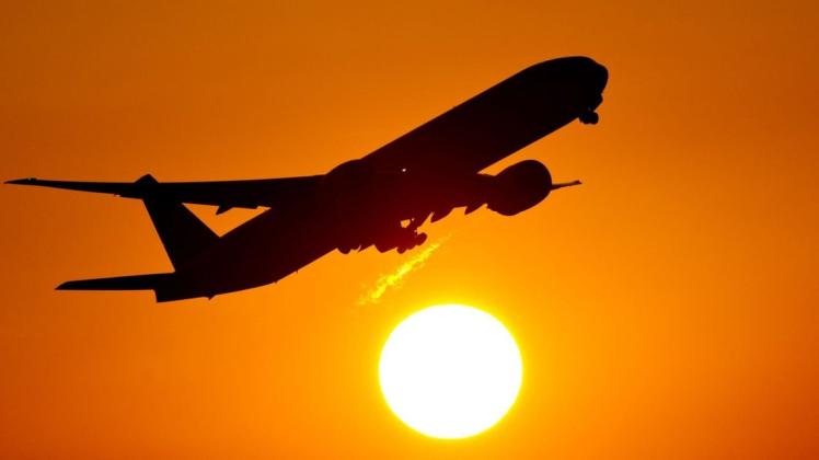 Streitfall Luftverkehr:  Ein Flugzeug startet vom Flughafen Frankfurt. Foto: Daniel Reinhardt/dpa