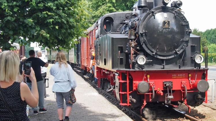 Eisenbahn-Nostalgie pur: Der Dampfzug der Kleinbahn Jan Harpstedt hat seine Fans, hier im Bahnhof Harpstedt. Foto: DHEF/Joachim Kothe