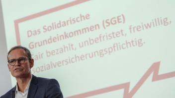 Stolz auf das solidarische Grundeinkommen ist Berlins Bürgermeister Michael Müller (SPD) - doch es gibt laut unserem Kommentator auch eine Alternative. Foto: Paul Zinken/dpa