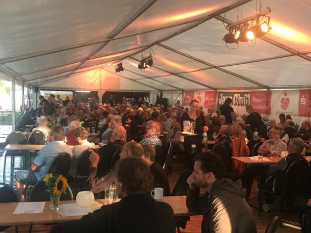 Volles Zelt am Dissener Bahnhof. Volles Zelt am Dissener Bahnhof.