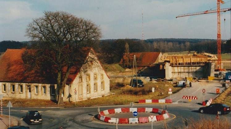 Die Gaststätte Dorenkamp (vorne links) lag direkt an dem früheren kleinen Kreisverkehr. Sie musste dem raumgreifenden Ausbau der Auffahrt auf die B 68 weichen. Das Foto aus den 1990er-Jahren zeigt den Bau der Brücke über die B 68. Foto: Archiv Dorenkamp.