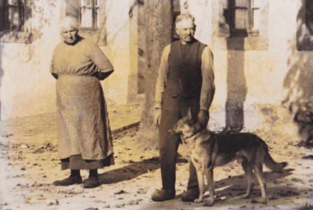Gastwirt Gerhard Dorenkamp und Ehefrau Theresia vor ihrem Gasthaus. Foto: Archiv Dorenkamp