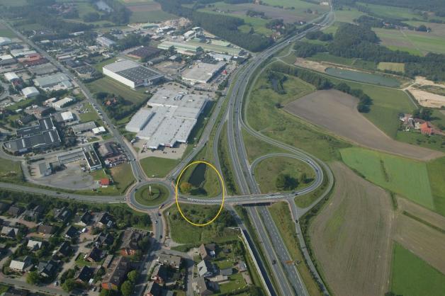 Die B 68-Auffahrt „Wallenhorst-Nord“ und der Porta-Kreisverkehr. Innerhalb des gelben Ovals lagen die Gaststätte Dorenkamp und die Markkötterei Nettsträter. Foto: IPW Wallenhorst Die B 68-Auffahrt „Wallenhorst-Nord“ und der Porta-Kreisverkehr. Innerhalb des gelben Ovals lagen die Gaststätte Dorenkamp und die Markkötterei Nettsträter. Foto: IPW Wallenhorst