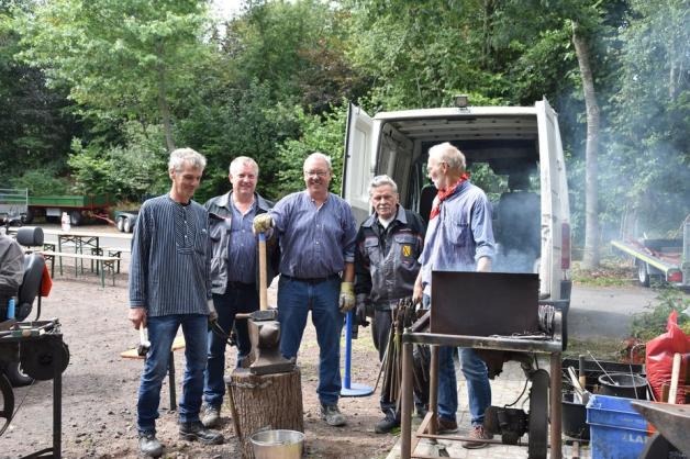 Die Schmiedegruppe des Heimatvereins Rhede zeigte altes Handwerk auf dem Von-Velen-Fest. Foto: Döbber Die Schmiedegruppe des Heimatvereins Rhede zeigte altes Handwerk auf dem Von-Velen-Fest. Foto: Döbber