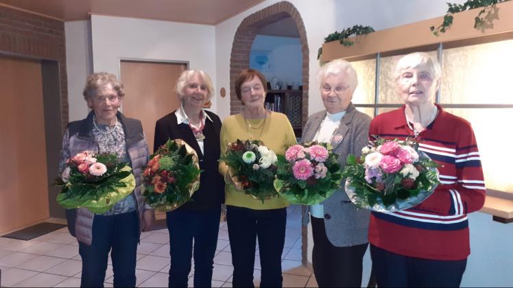 Für ihre Jahrzehnte lange ehrenamtliche Tätigkeit beim DRK-Ortsverband Bersenbrück wurden Hedwig Kröger (von rechts), Dorothea van Aubel, Ursula Dyckhoff, Brigitte Parske und Gertrud Wißmann geehrt.