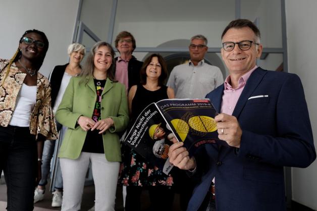 Die Bereichsverantwortlichen (v.l.) Joyce Noufélé, Angelika Schlößer, Felicitas Kröger, Bernd Müller, Astrid Dinter und Kai Albrecht präsentieren mit VHS-Leiter Tobias Pischel de Ascensão das Programm für das kommende Herbstsemester. Foto: David Ebener Die Bereichsverantwortlichen (v.l.) Joyce Noufélé, Angelika Schlößer, Felicitas Kröger, Bernd Müller, Astrid Dinter und Kai Albrecht präsentieren mit VHS-Leiter Tobias Pischel de Ascensão das Programm für das kommende Herbstsemester. Foto: David Ebener