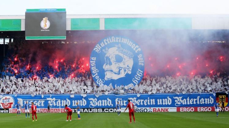 Umstrittenes Banner auf der  Südtribüne des Ostseestadion beim Spiel des FC Hansa gegen den VfB Stuttgart