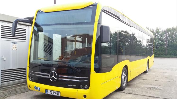 Der auffällige gelbe Elektrobus wird aktuell auf der Strecke der Linie 37 getestet. Wer mitfahren möchte, kann seinen Fahrschein beim Fahrer entwerten lassen.