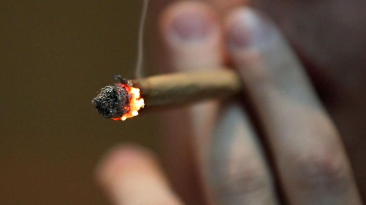 Ein Mann raucht in den Niederlanden einen Joint. Foto: dpa/Oliver Berg