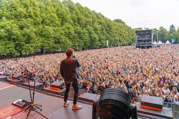 Max Giesinger sang vor 12.000 Zuhörern im Schlossgarten. Foto: André Havergo Max Giesinger sang vor 12.000 Zuhörern im Schlossgarten. Foto: André Havergo