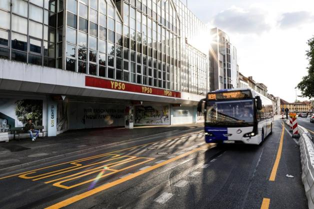 Eine Woche später als geplant halten die Busse wieder auf dem Neumarkt. Foto: David Ebener
Eine Woche später als geplant halten die Busse wieder auf dem Neumarkt. Foto: David Ebener