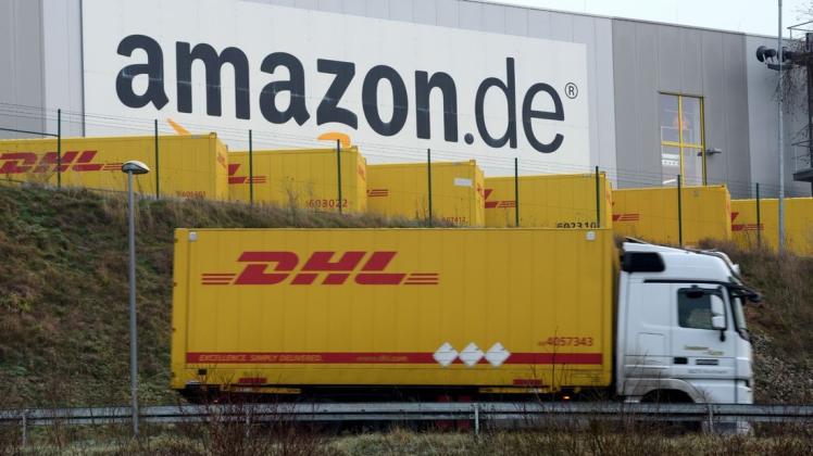 Bei DHL rumort es im Unternehmen. Um den Großkunden Amazon nicht zu verärgern, werden dessen Pakete nun bevorzugt. Foto: dpa/Uwe Zucchi
