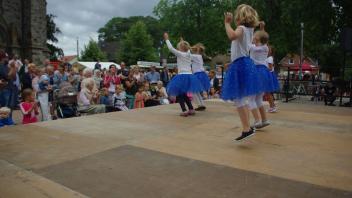 Tanzgruppen von Schulen, Kindergärten und Tanzschulen sorgten für ein buntes Bühnenprogramm beim Pfarrfest St. Alexander in Wallenhorst.Foto: Christina Halbach