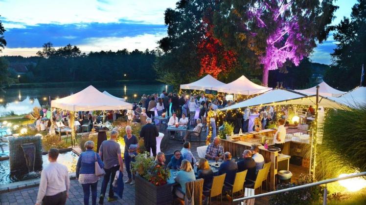 Viele Besucher genossen das Ankumer Wein- und Lichterfest an zwei Abenden auf der Terrasse am Ankumer See. Foto: Georg Geers