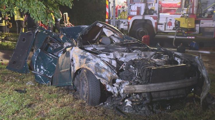 Zwei der vier Insassen in dem Auto haben den Unfall am Sonntagabend in Neerstedt nicht überlebt. Foto: Nonstopnews